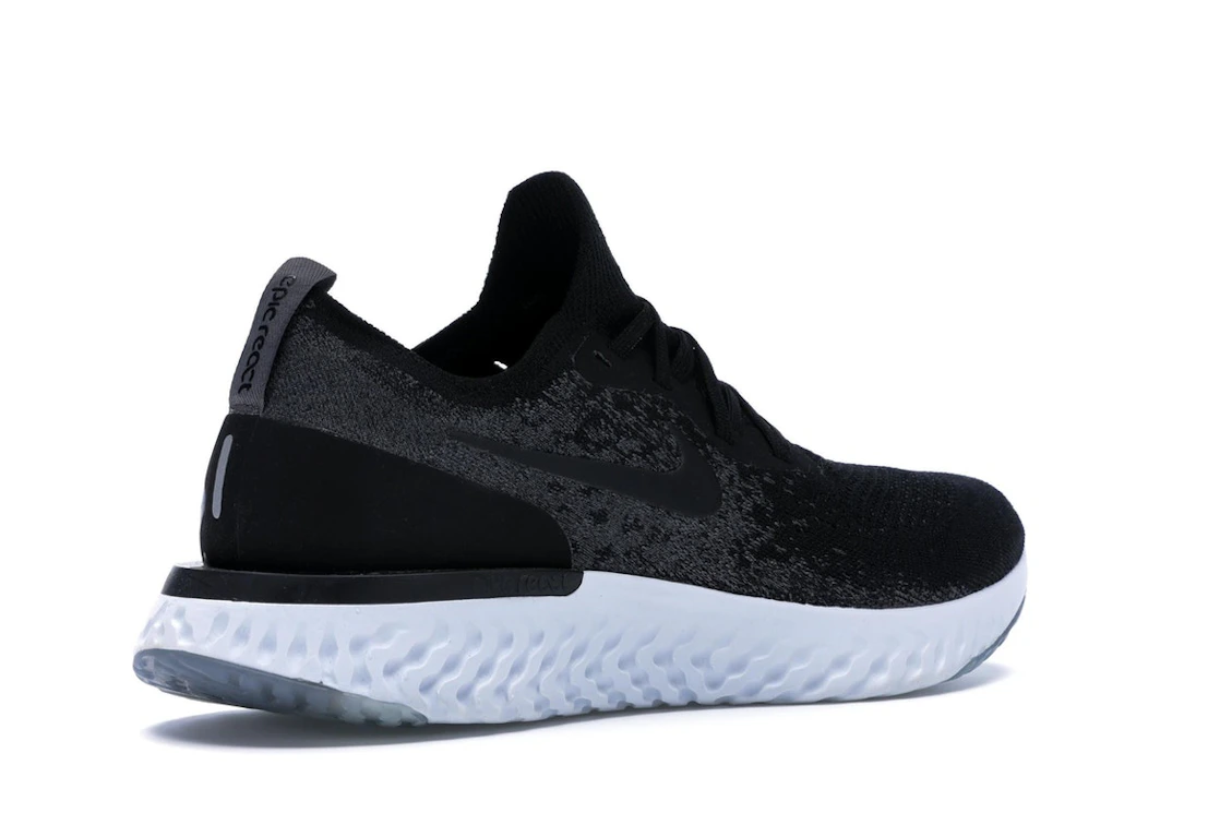 Vue 33 de Nike Epic React Flyknit Black Dark Grey
