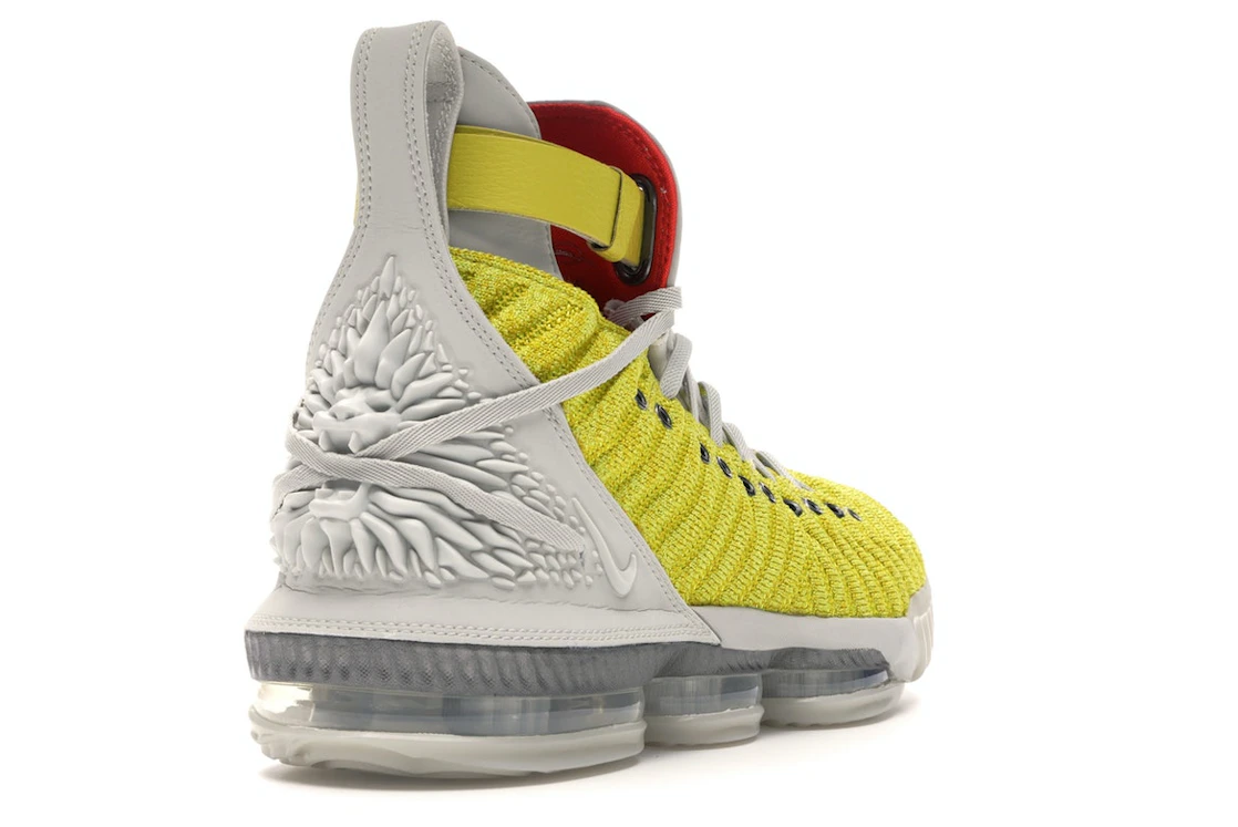 Vue 31 de Nike LeBron 16 Harlem Fashion Row Harlem Stage