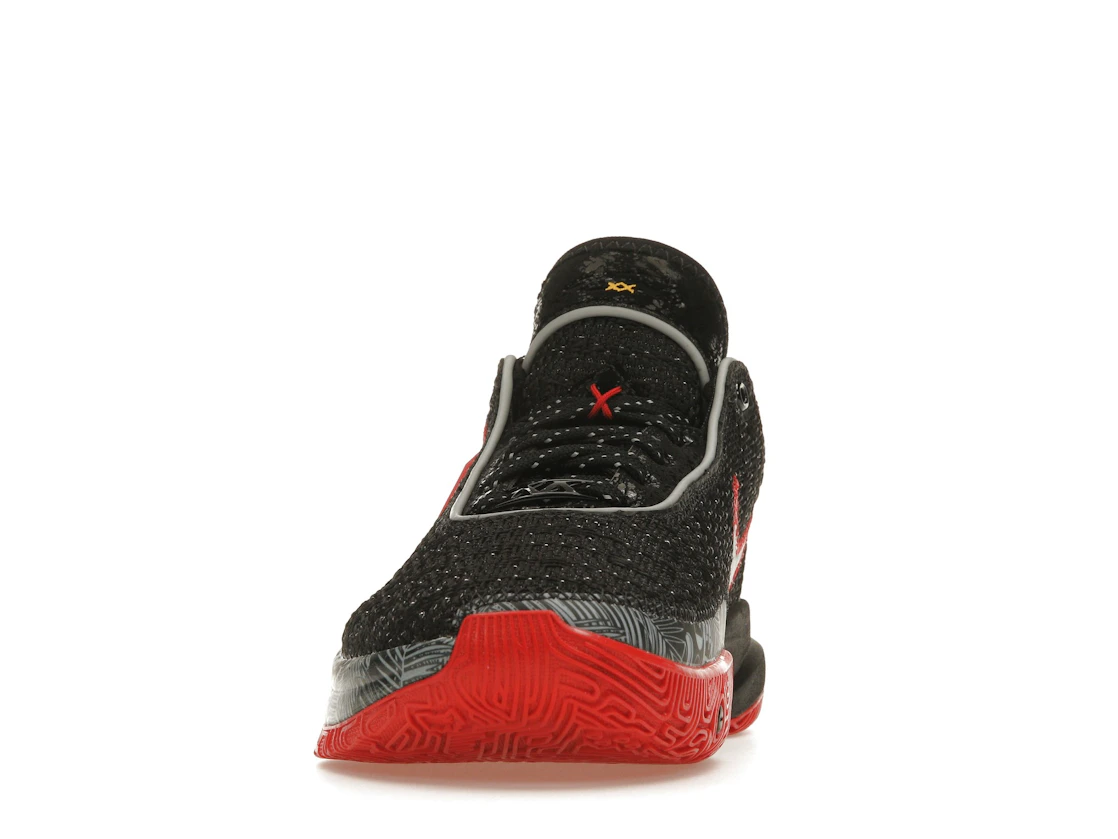 Vue 11 de Nike LeBron 20 Black University Red (GS)