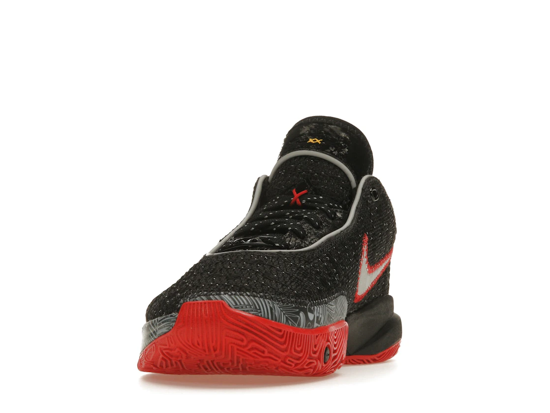 Vue 12 de Nike LeBron 20 Black University Red (GS)