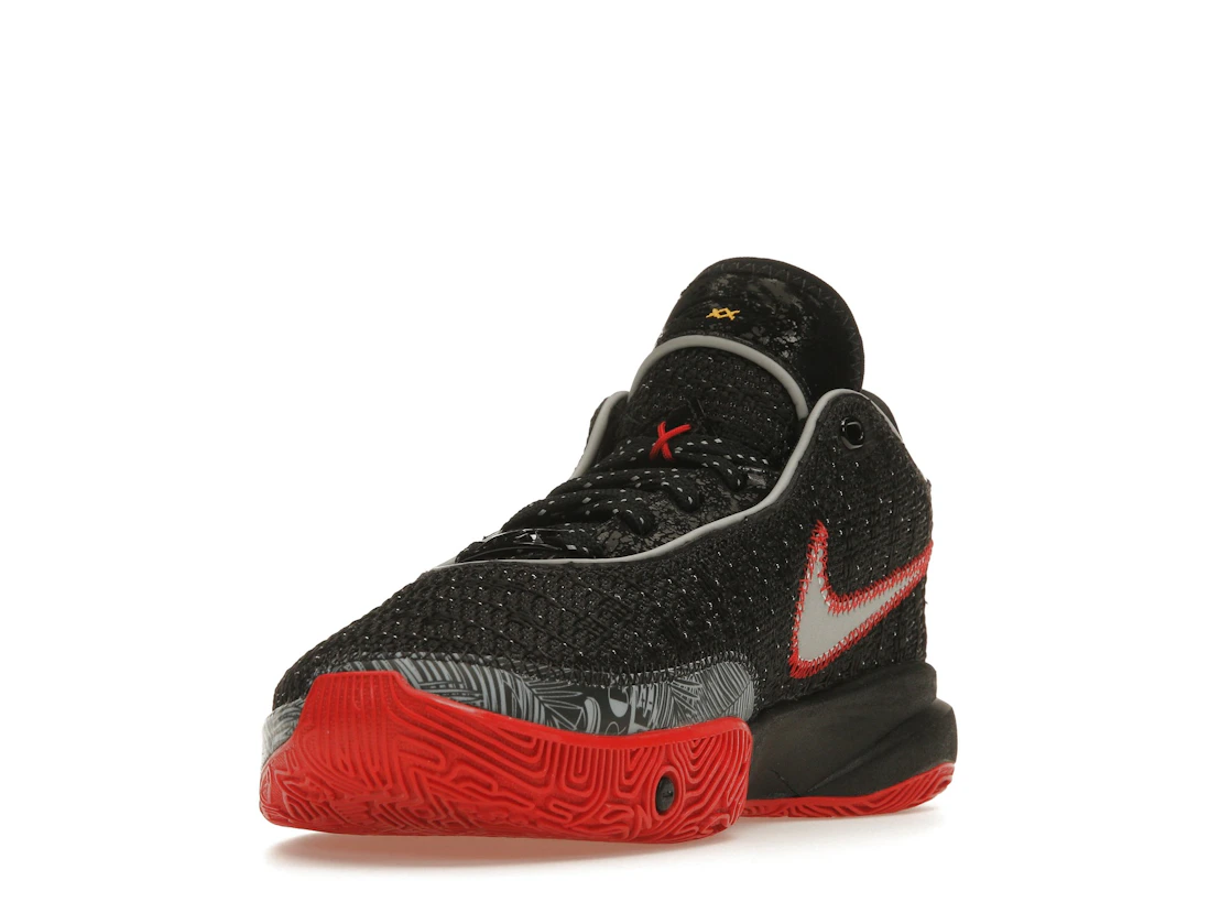 Vue 13 de Nike LeBron 20 Black University Red (GS)