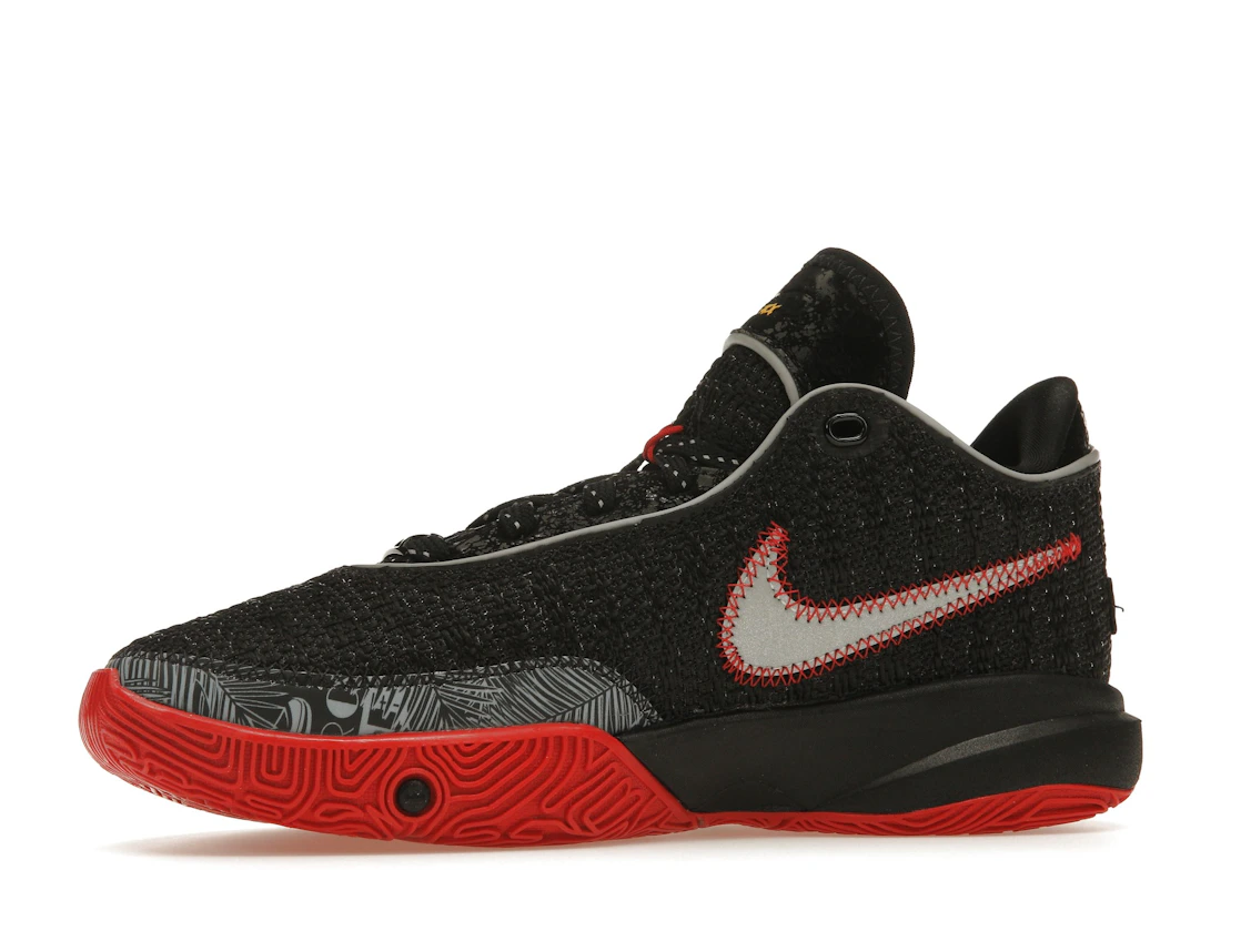 Vue 17 de Nike LeBron 20 Black University Red (GS)
