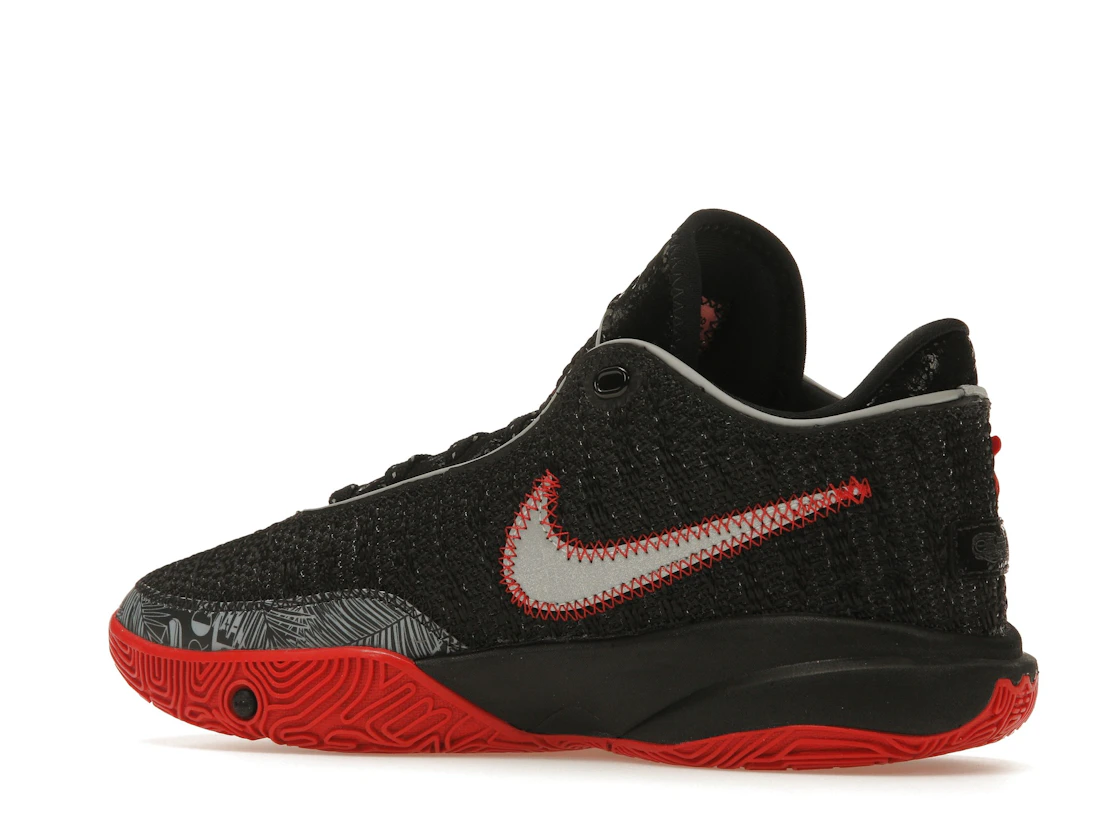 Vue 22 de Nike LeBron 20 Black University Red (GS)