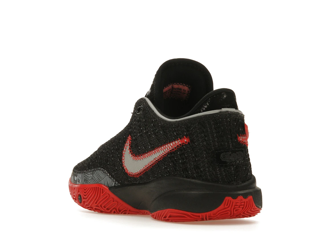 Vue 25 de Nike LeBron 20 Black University Red (GS)