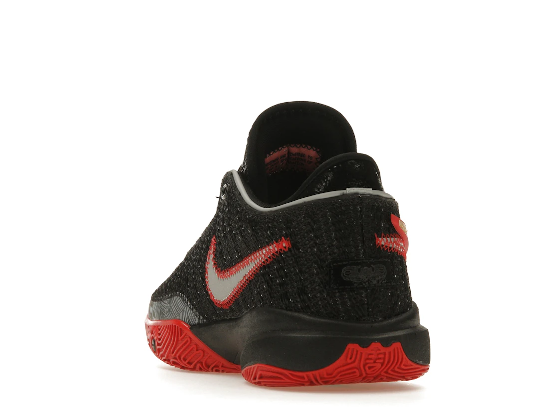 Vue 26 de Nike LeBron 20 Black University Red (GS)