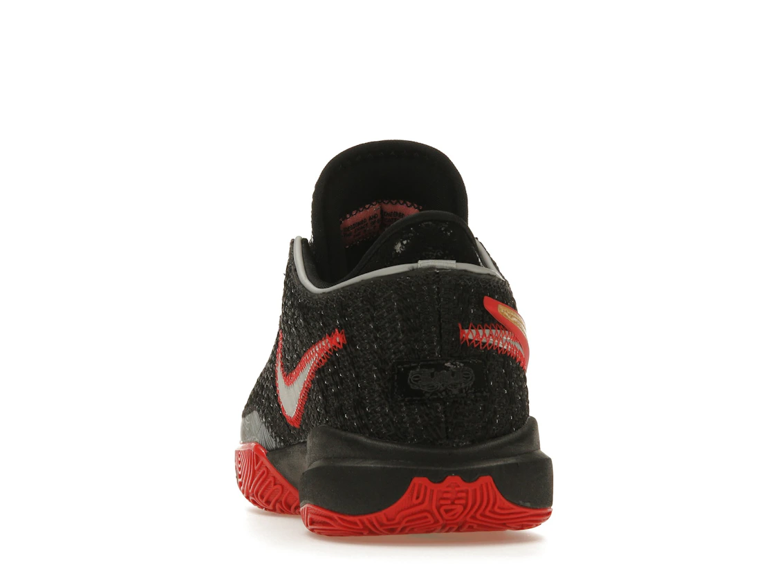 Vue 27 de Nike LeBron 20 Black University Red (GS)
