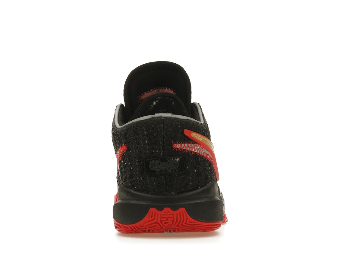 Vue 28 de Nike LeBron 20 Black University Red (GS)
