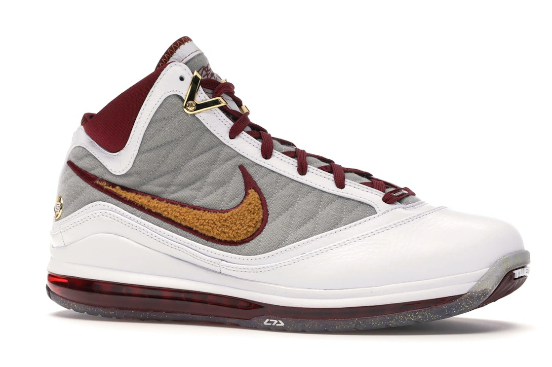Vue 3 de Nike LeBron 7 MVP (2020)