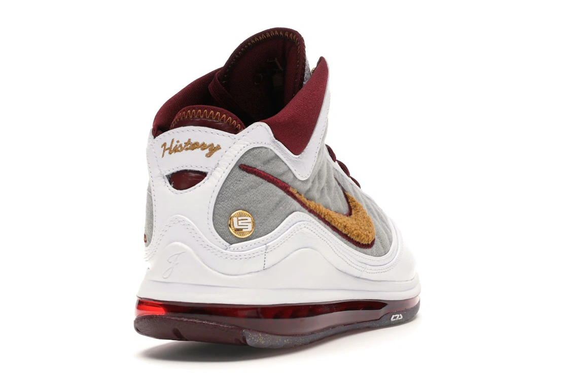 Vue 30 de Nike LeBron 7 MVP (2020)