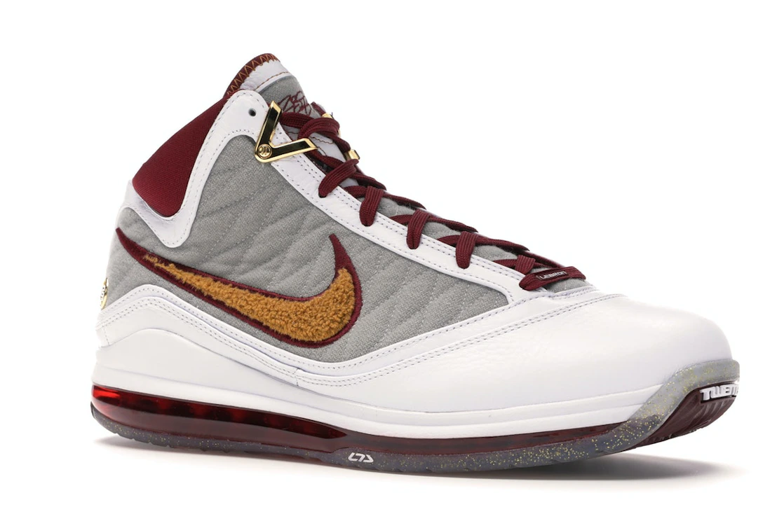Vue 4 de Nike LeBron 7 MVP (2020)