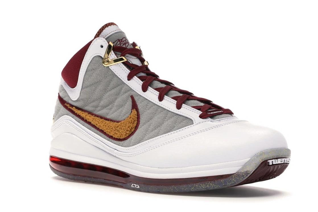 Vue 5 de Nike LeBron 7 MVP (2020)