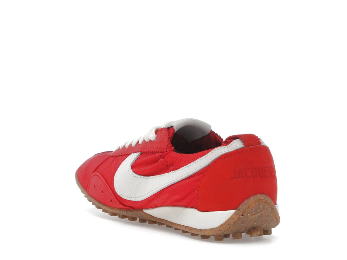 Vue 25 de Nike Moon Shoe SP Jacquemus University Red 