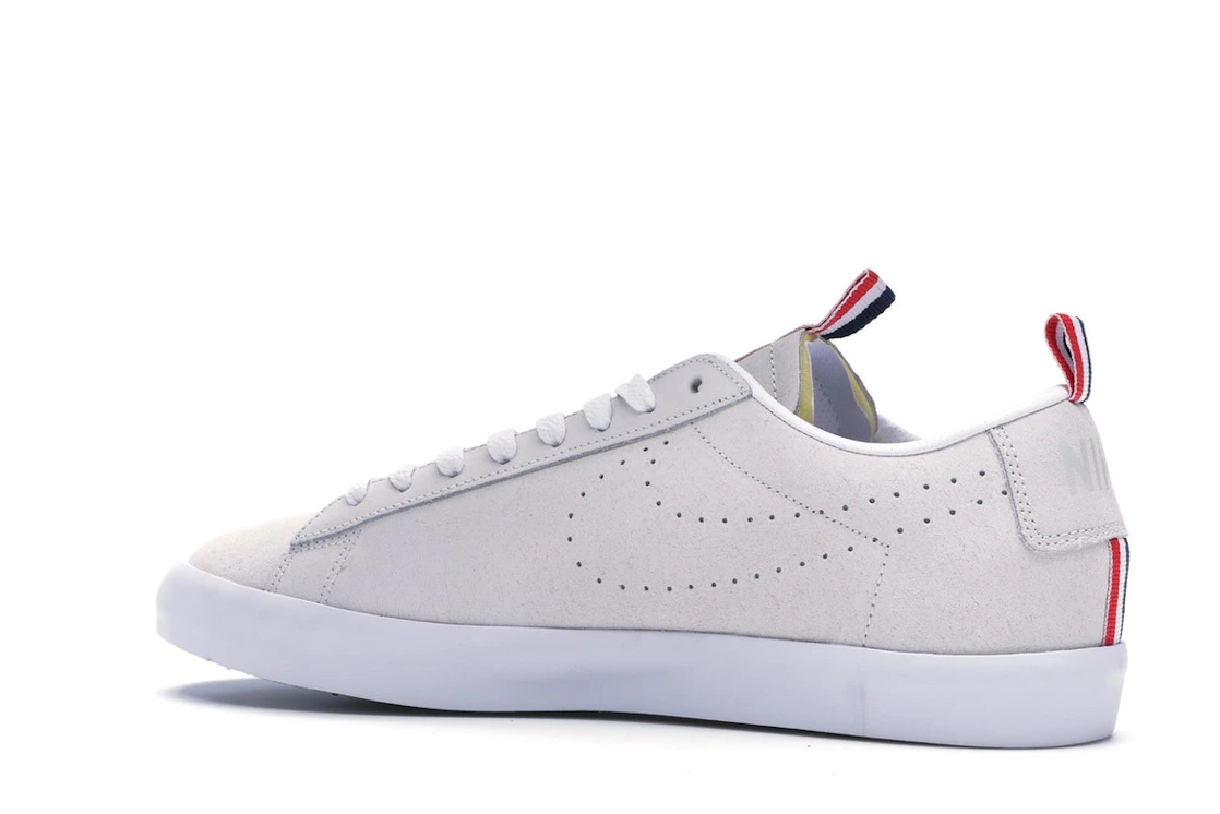 Vue 22 de Nike SB Blazer Low Call Me 917 Summit White