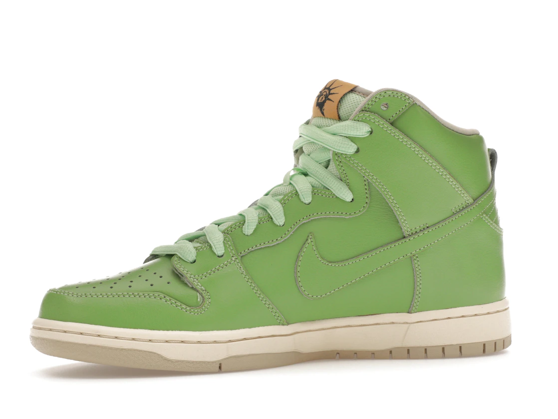 Vue 17 de Nike SB Dunk High Statue of Liberty