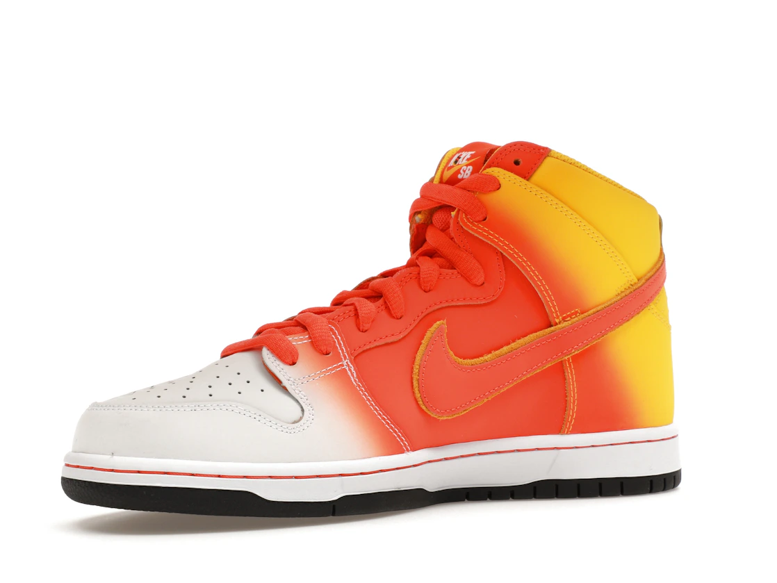 Vue 16 de Nike SB Dunk High Sweet Tooth Candy Corn
