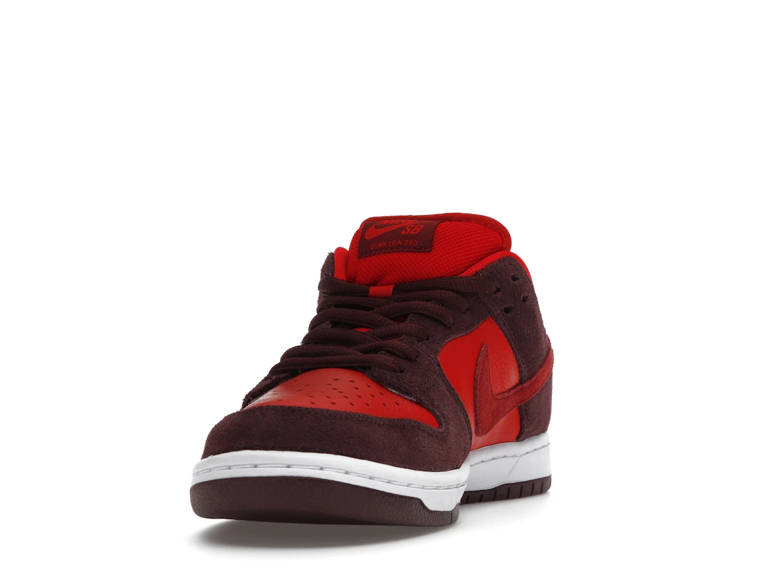 Vue 12 de Nike SB Dunk Low Cherry