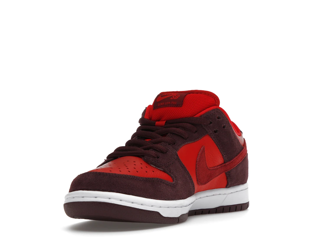 Vue 13 de Nike SB Dunk Low Cherry