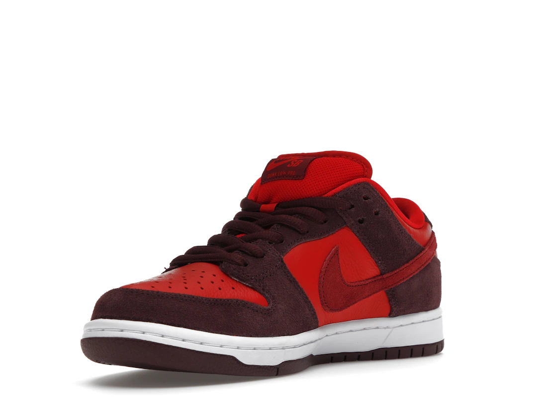 Vue 14 de Nike SB Dunk Low Cherry