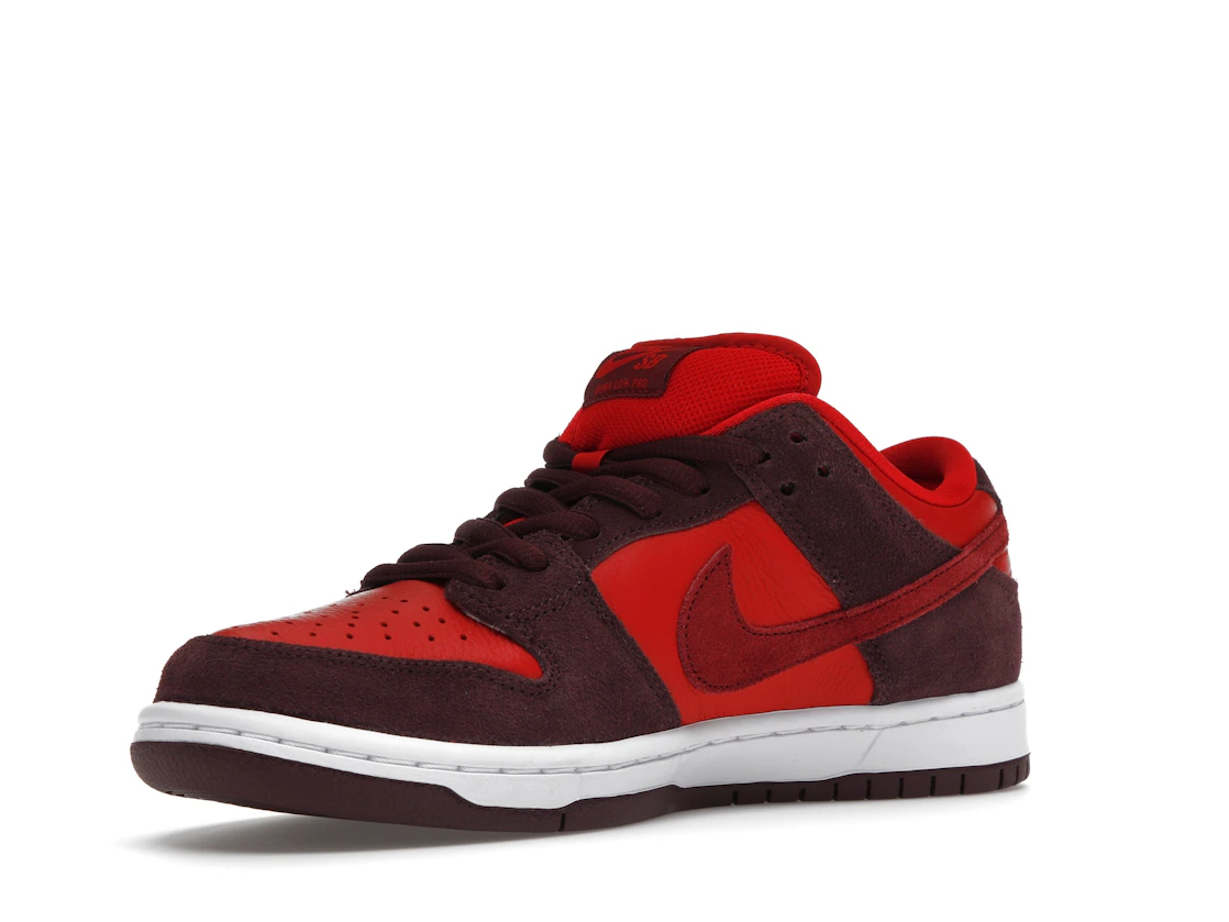 Vue 15 de Nike SB Dunk Low Cherry