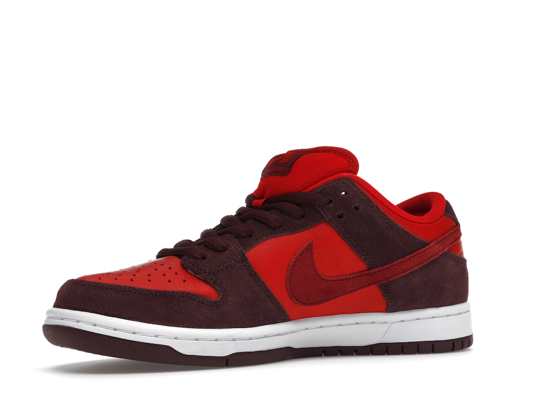 Vue 16 de Nike SB Dunk Low Cherry