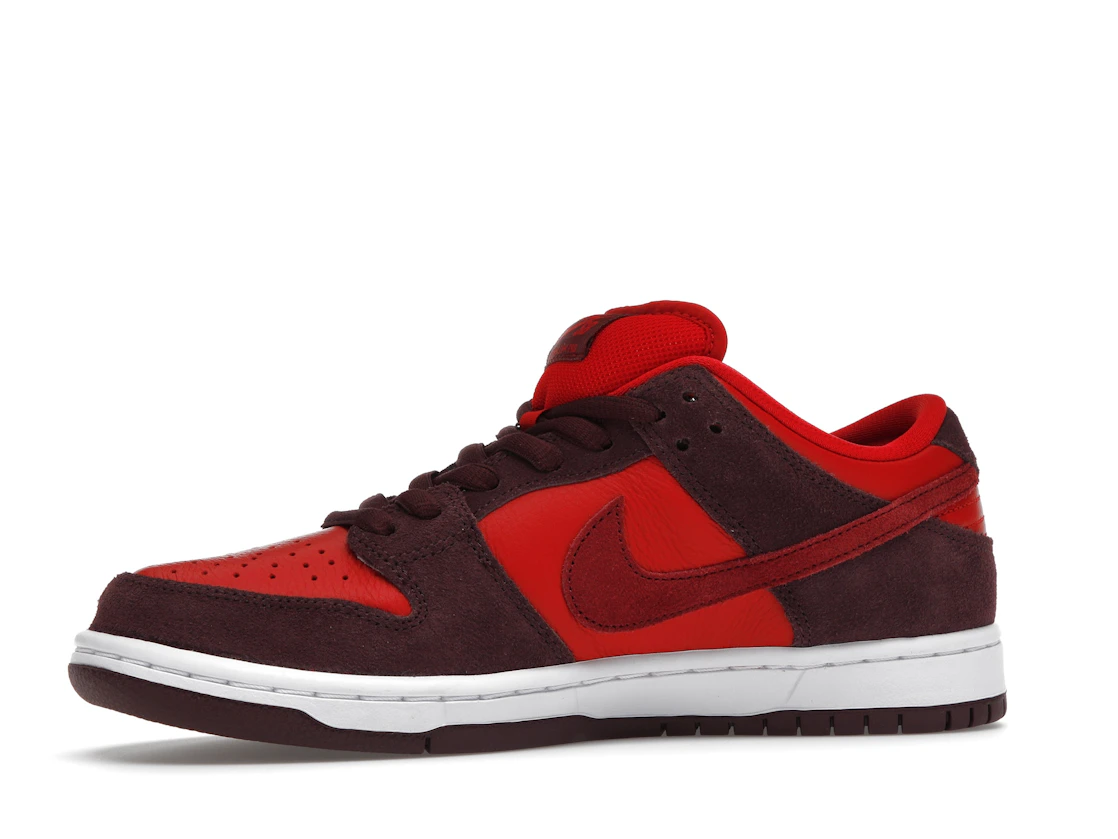 Vue 17 de Nike SB Dunk Low Cherry