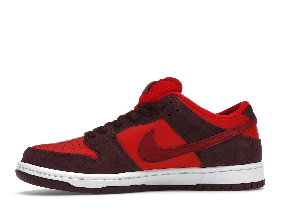 Vue 18 de Nike SB Dunk Low Cherry