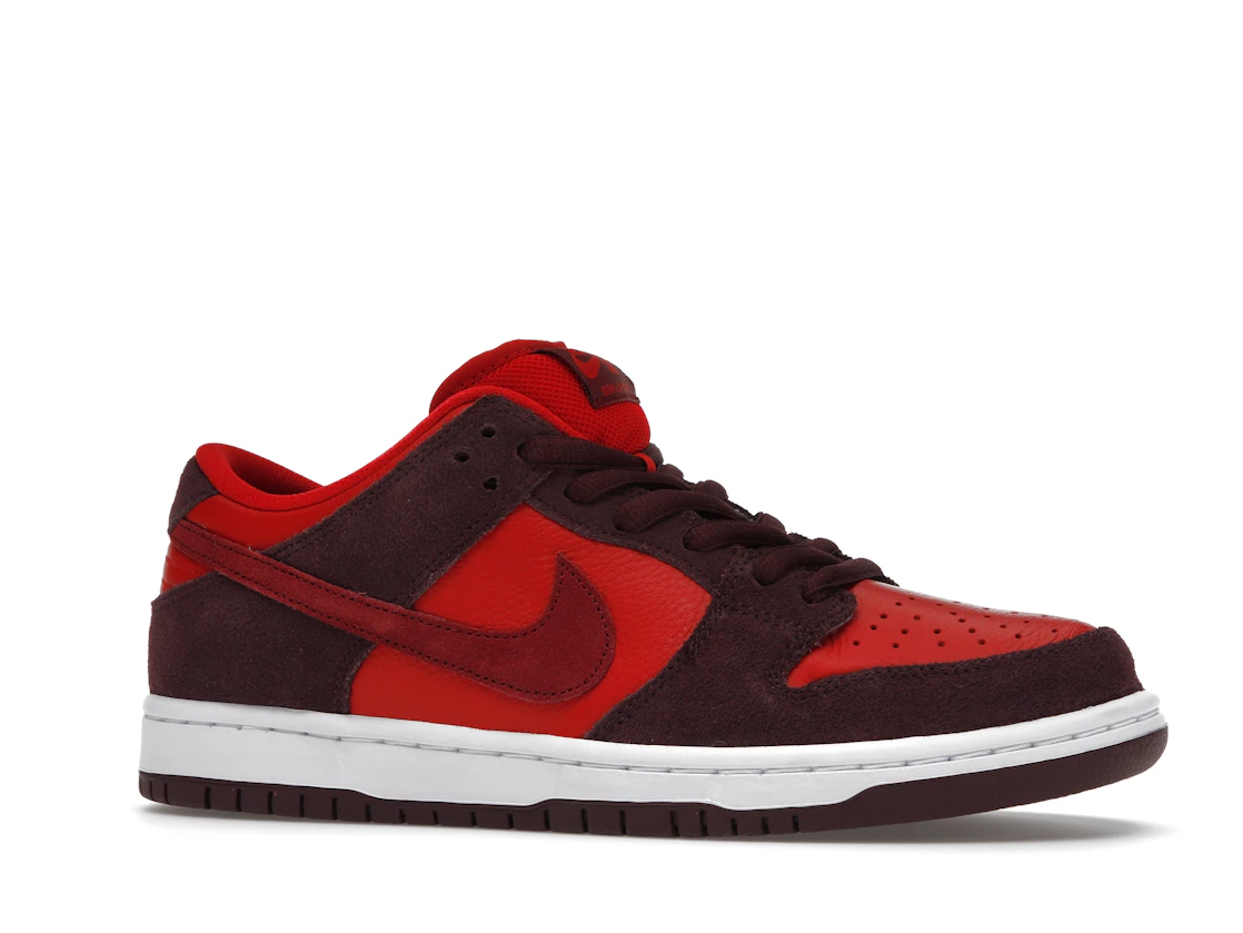 Vue 3 de Nike SB Dunk Low Cherry