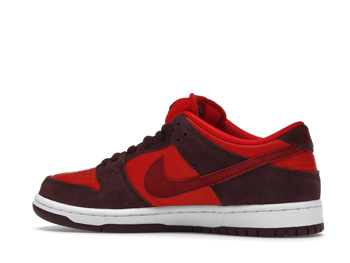 Vue 21 de Nike SB Dunk Low Cherry