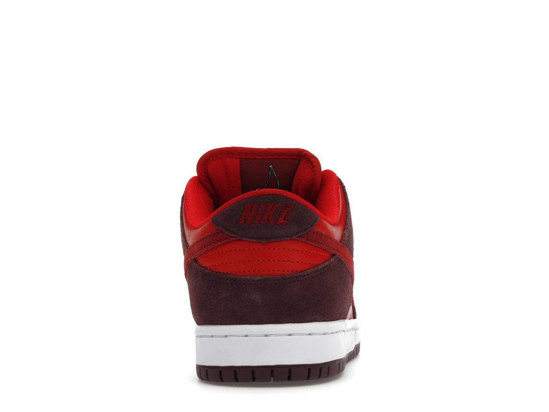 Vue 28 de Nike SB Dunk Low Cherry