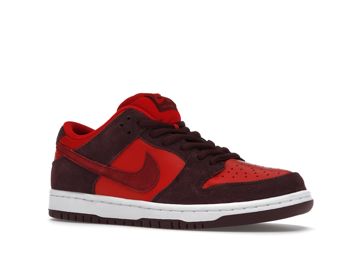 Vue 4 de Nike SB Dunk Low Cherry