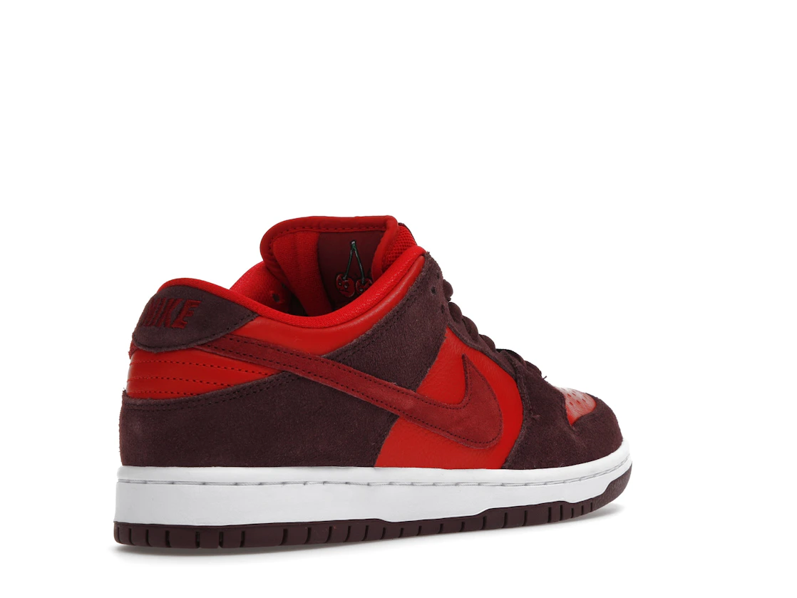 Vue 32 de Nike SB Dunk Low Cherry