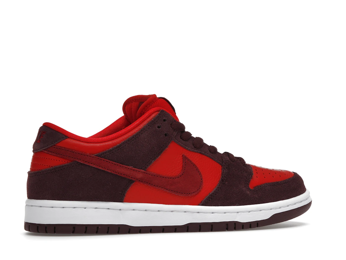 Vue 35 de Nike SB Dunk Low Cherry