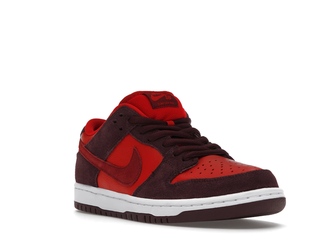 Vue 6 de Nike SB Dunk Low Cherry