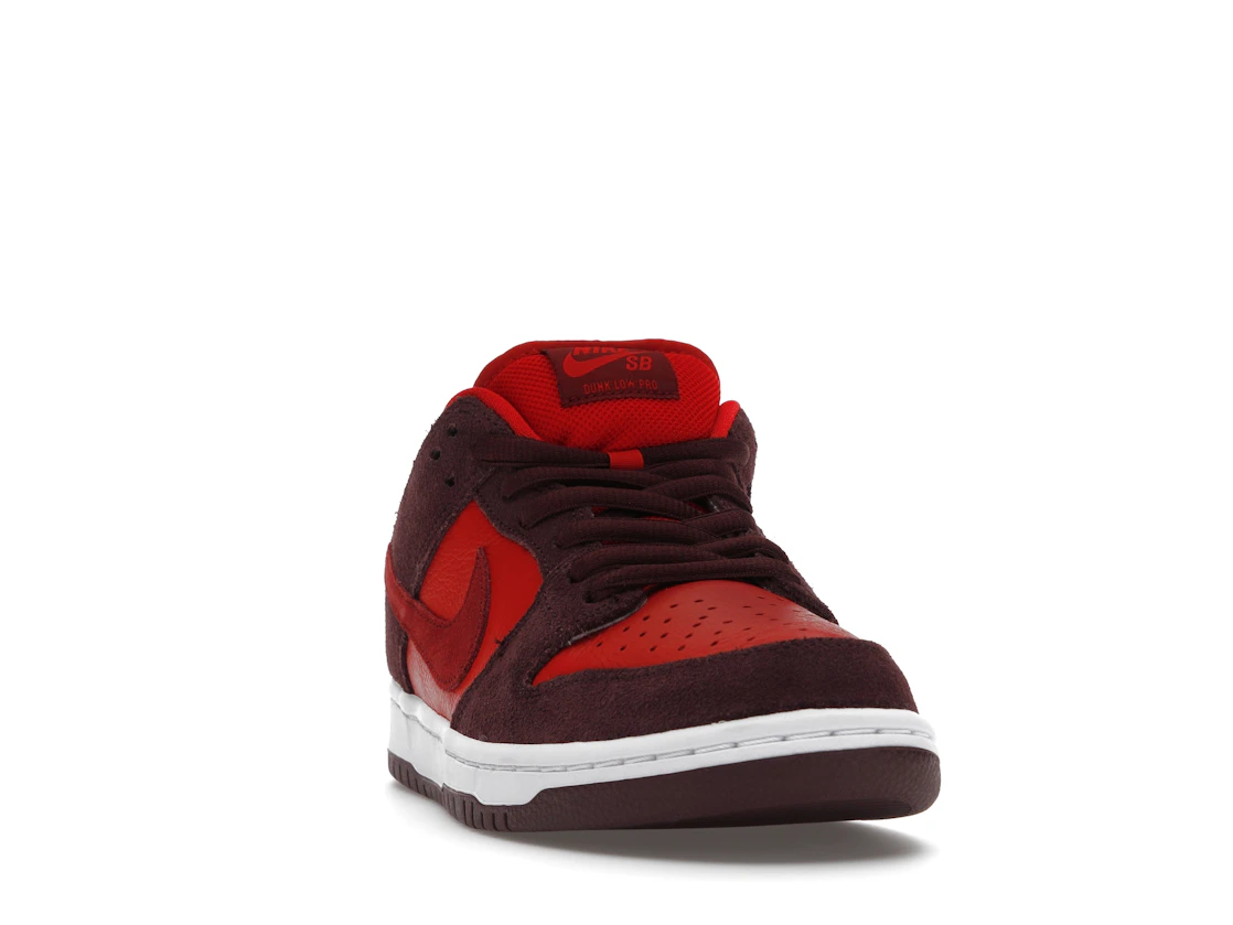 Vue 8 de Nike SB Dunk Low Cherry
