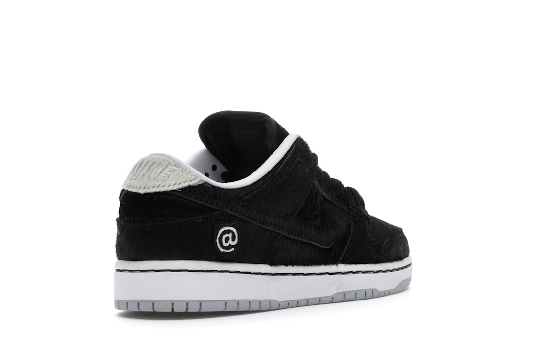 Vue 32 de Nike SB Dunk Low Medicom Toy (2020) (PS)