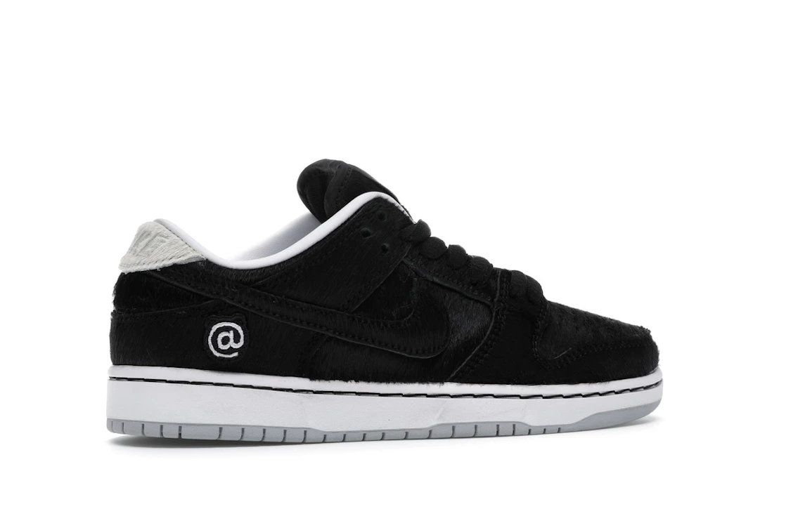 Vue 35 de Nike SB Dunk Low Medicom Toy (2020) (PS)