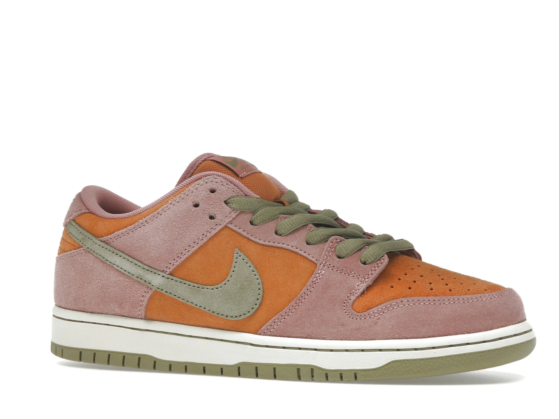Vue 3 de Nike SB Dunk Low Red Stardust