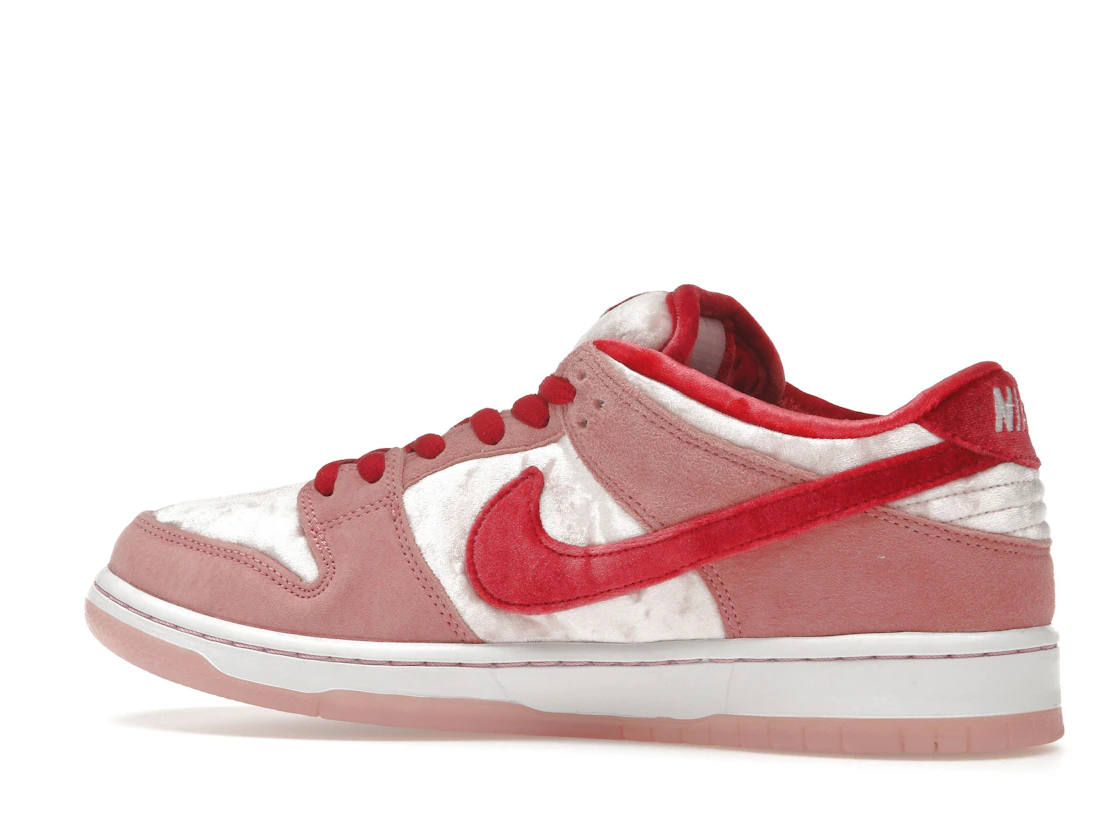 Vue 21 de Nike SB Dunk Low StrangeLove Skateboards (Special Box)