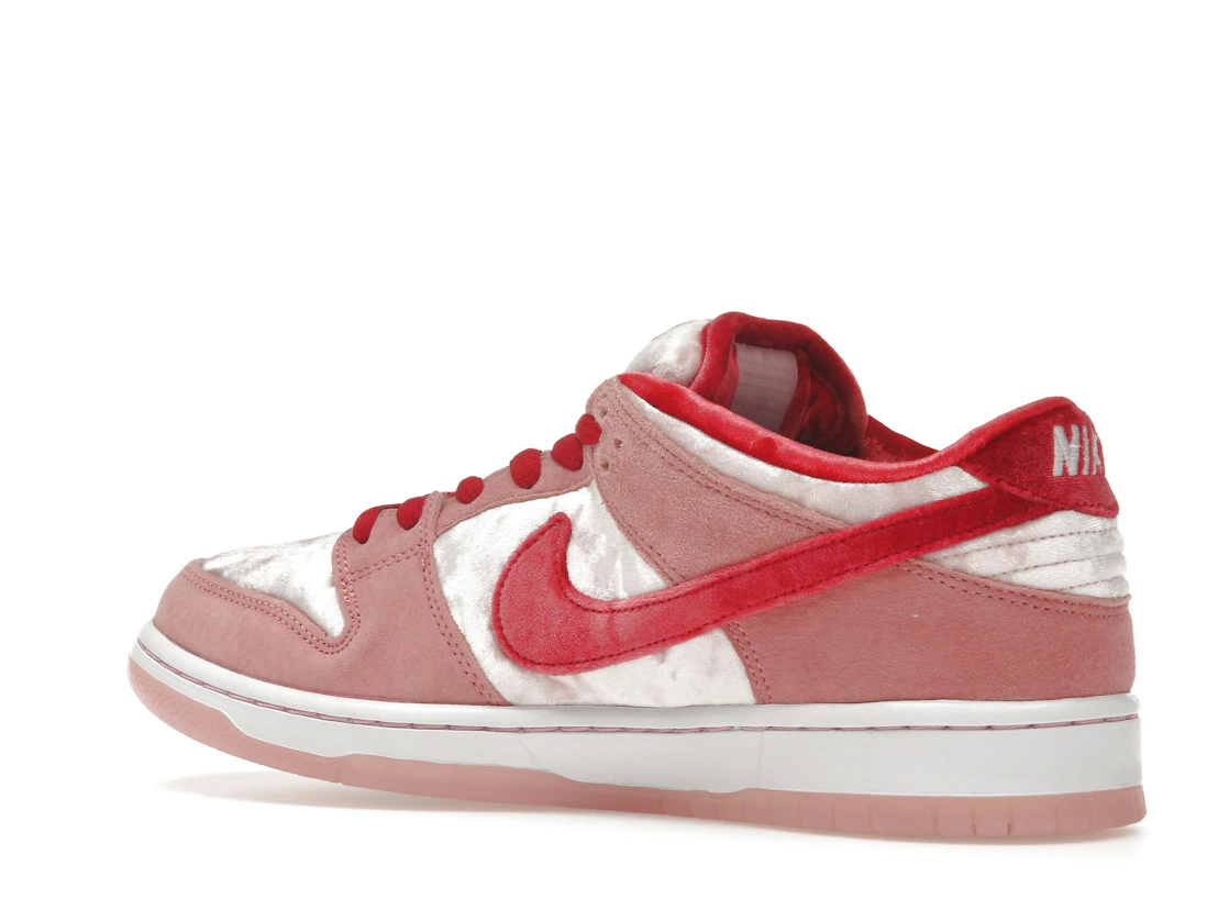 Vue 22 de Nike SB Dunk Low StrangeLove Skateboards (Special Box)
