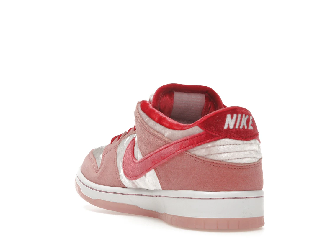 Vue 25 de Nike SB Dunk Low StrangeLove Skateboards (Special Box)