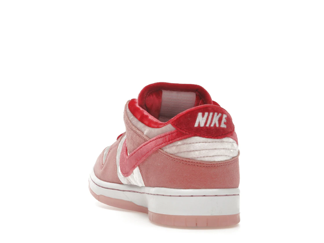 Vue 26 de Nike SB Dunk Low StrangeLove Skateboards (Special Box)