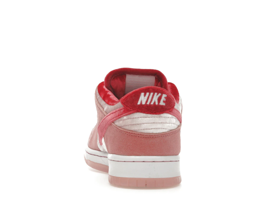 Vue 27 de Nike SB Dunk Low StrangeLove Skateboards (Special Box)