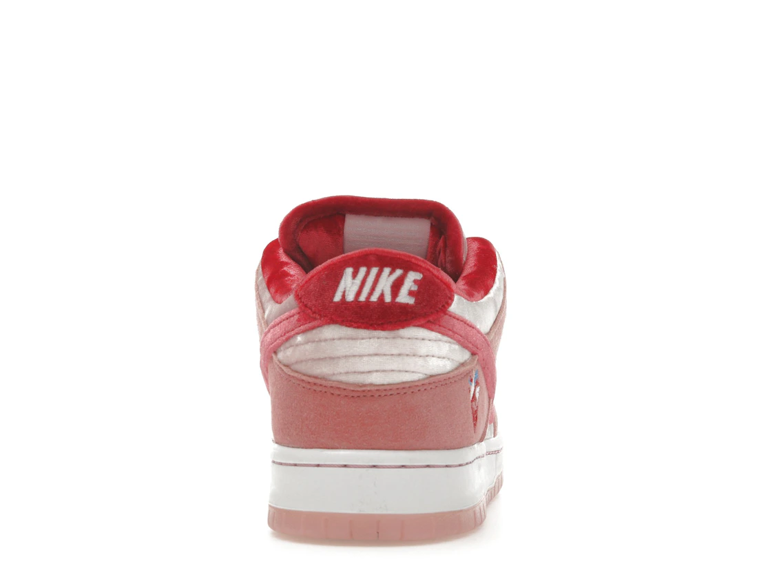 Vue 28 de Nike SB Dunk Low StrangeLove Skateboards (Special Box)