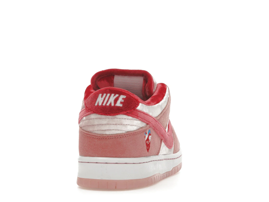 Vue 29 de Nike SB Dunk Low StrangeLove Skateboards (Special Box)