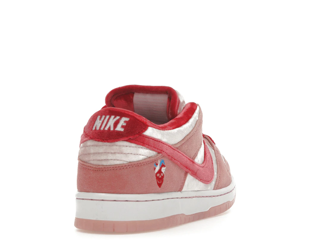 Vue 30 de Nike SB Dunk Low StrangeLove Skateboards (Special Box)