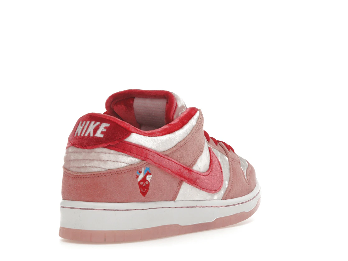 Vue 31 de Nike SB Dunk Low StrangeLove Skateboards (Special Box)
