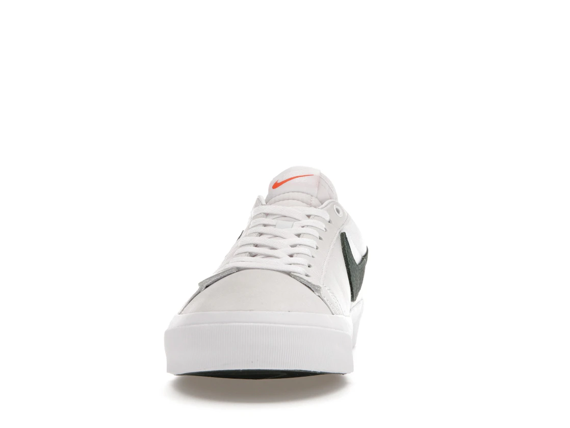 Vue 11 de Nike SB Zoom Blazer Low Pro GT ISO White Pro Green