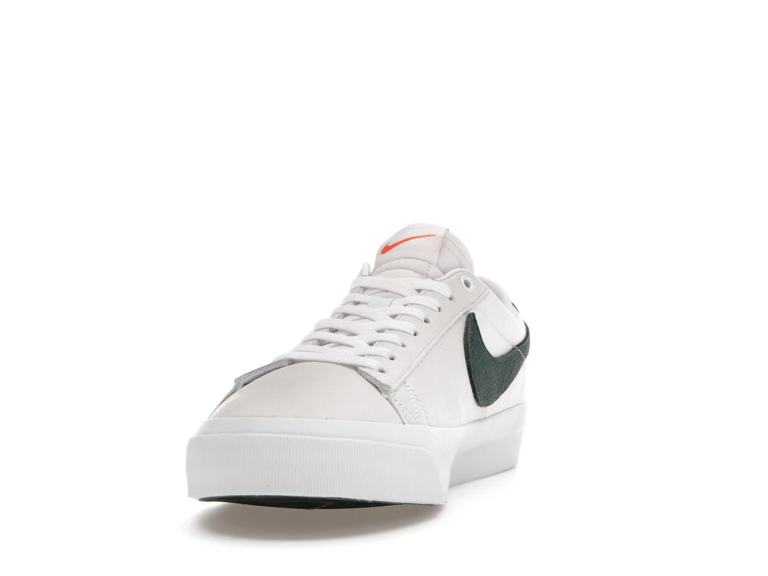 Vue 12 de Nike SB Zoom Blazer Low Pro GT ISO White Pro Green