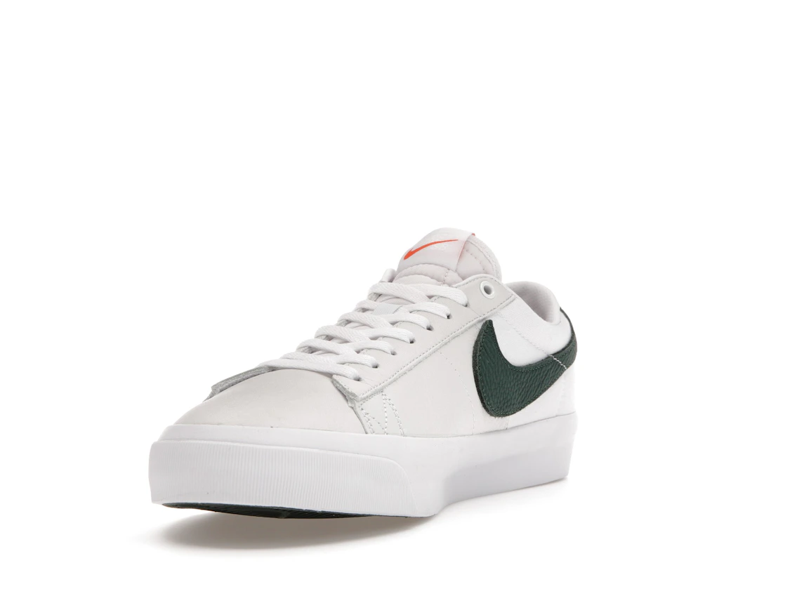 Vue 13 de Nike SB Zoom Blazer Low Pro GT ISO White Pro Green