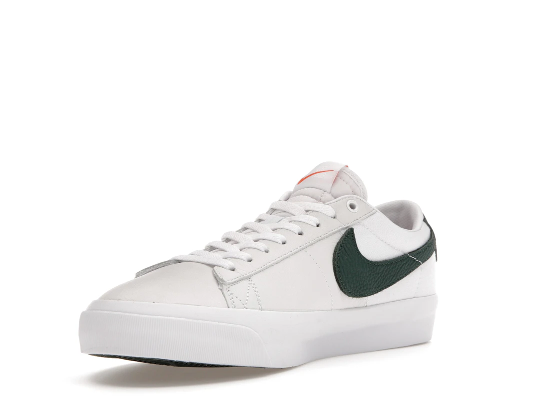 Vue 14 de Nike SB Zoom Blazer Low Pro GT ISO White Pro Green
